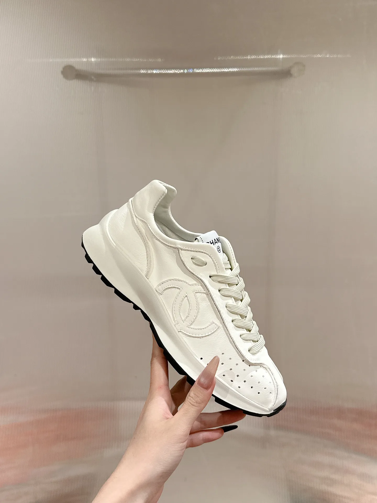 👟👟Ex-factory price 600👟👟 CHANEL Chanel classic sneakers, super internet celebrity series! There are so many Internet celebrities on their feet, and the counter is super popular〰️〰️ The world of Chanel has always been a dream for girls, the simple partition design is a super interpretation of multiple texture effects, the most eye-catching LOGO double C is also my favorite, no matter how you match it on your feet, the effect is completely amazing✔✔✔I must recommend you to buy this one⚡️⚡️Bangladesh environmentally friendly leather upper, original private model TPU outsole The color details are all compared 🆚 at the counter! Perfect presentation with zero color difference ❥ ❥ Every detail is beyond the genuine level! There is no pressure in and out of the counter☑️Number of yards: 35-40
